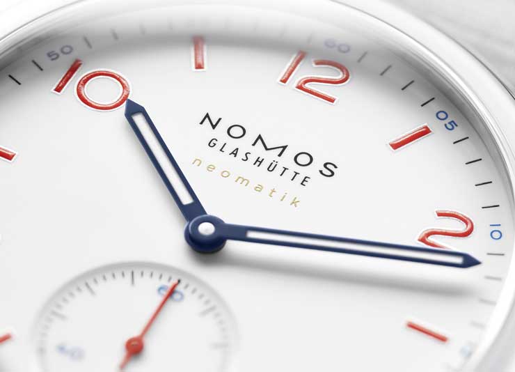 Nomos Ahoi und Nomos Club in sommerlichem Signalweiß