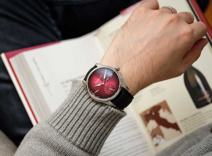 Die Uhr mit ewigem Kalender, die Tag und Monat in zwei Fenstern anzeigt.