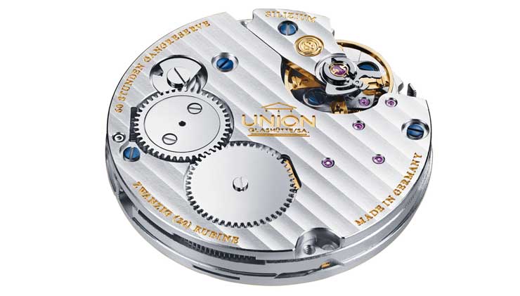 Die technischen Features der Union Glashütte – 1893 Johannes Dürrstein Edition Mondphase Gehäuse: Durchmesser 41 mm, Höhe 12,23 mm    Referenz D903.458.76.017.00: Roségoldgehäuse, limitiert auf 126 Exemplare    Referenz D007.458.16.017.00: Edelstahlgehäuse (keine Limitierung) Zifferblatt: weißer Emaillelack, schwarze arabische Ziffern, gebläute Zeiger Glas: beidseitig entspiegeltes und gewölbtes Saphirglas Werk: UNG-58.S1 mit Handaufzug, Siliziumspirale, Gangreserve bis zu 60 Stunden Funktionen: Stunden, Minuten, kleine Sekunde Tages-, Monats- und Mondphasenanzeige in Zifferblattfenstern Skala für das Mondalter 24-Stunden-Anzeige Sekundenstoppvorrichtung