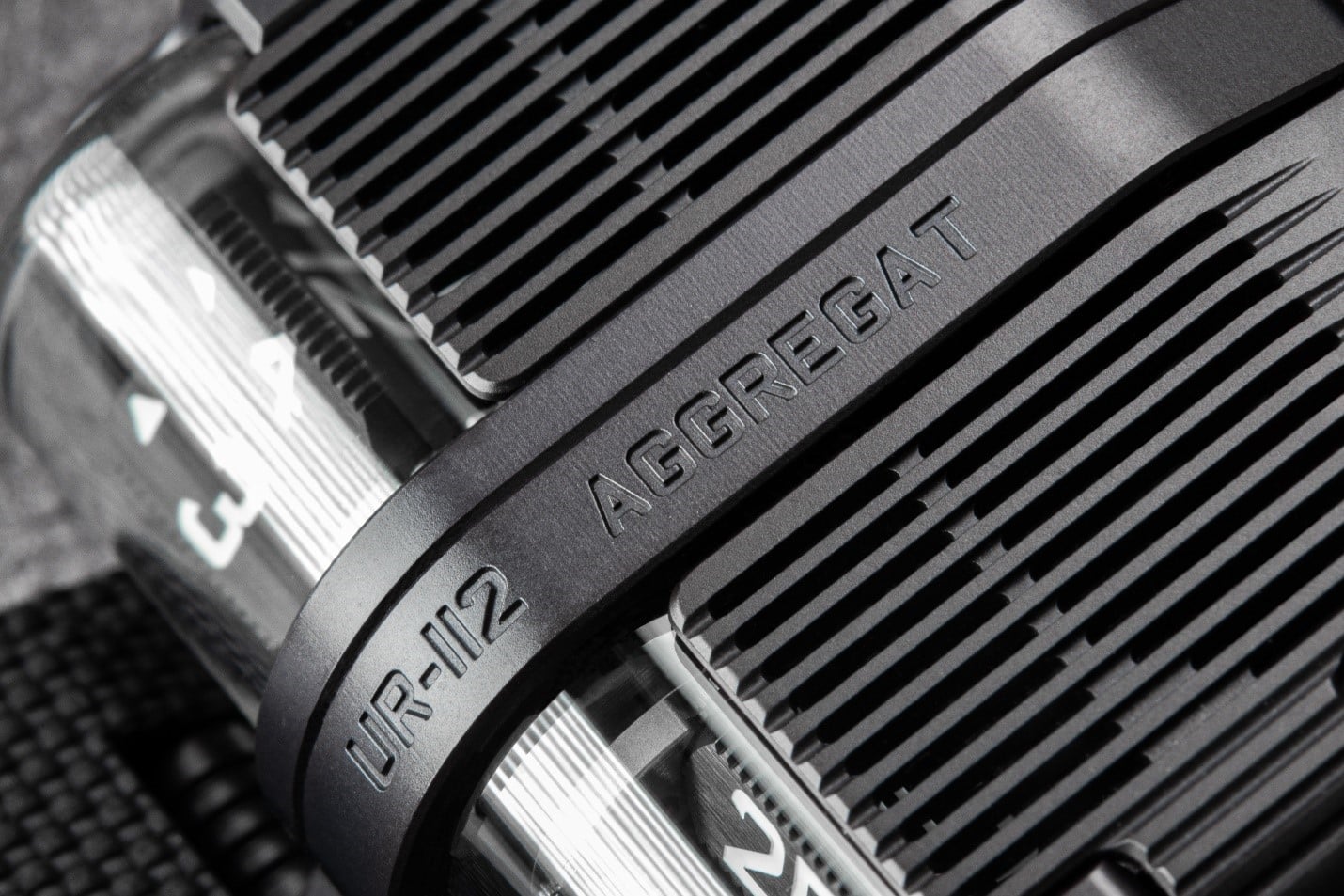 Die zwei geschwärzten Stahlflügel der UR-112 Back to Black sind im Mittelrumpf verankert. Jede Zone, jede Fläche, jede Komponente hat ihre eigene Textur, ihre eigenen Vollendungen und ihre eigene Formsprache.